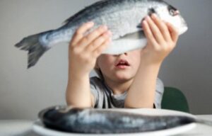 Мальчик с рыбой.jpg Мальчик с рыбой.jpg